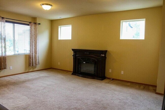 Foto del edificio - Spacious and Modern 4-Bedroom Home in Everett