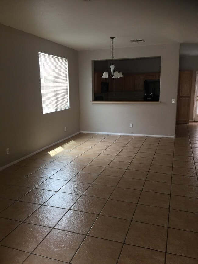 Building Photo - 2 bedroom Home with Brand new carpet