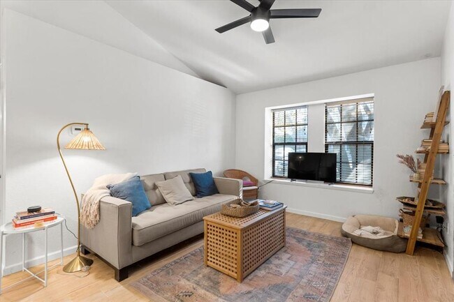 Foto del edificio - 1411 Gracy Farms Ln