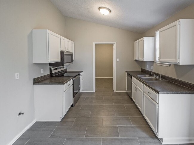 Building Photo - UPDATED 3 beds, 2 baths on cul de sac.