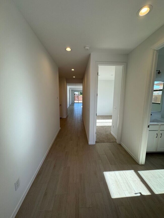 Foto del edificio - NEW 5 Bedroom 3 bathroom home in Surprise!