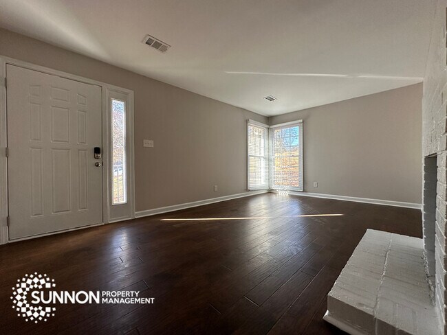 Foto del edificio - Perfectly Located 3 Bed, 2 Bath Home