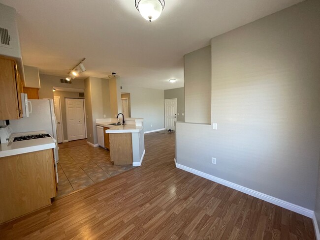 Foto del edificio - 2 bedroom upgraded condo in Silverado Ranch