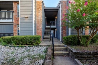 Building Photo - 18333 Roehampton Dr