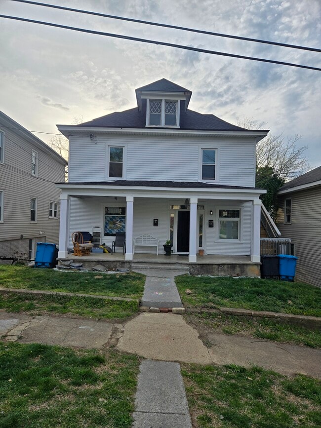Building Photo - 809 6th St SE