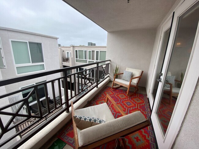 balcón - 924 Hornblend St