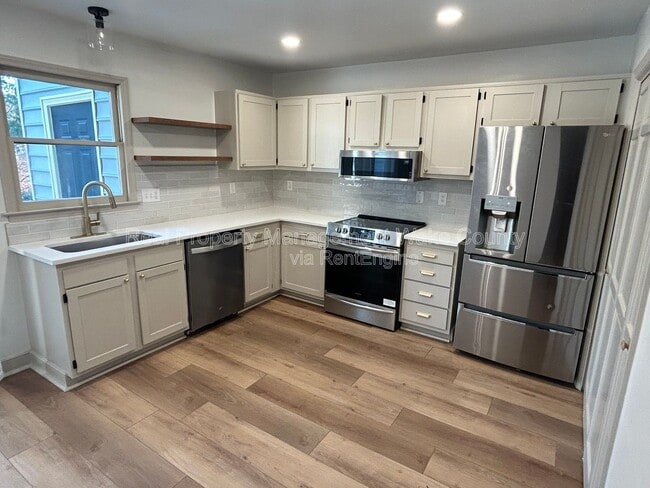 Foto del edificio - 739 Benchmark Dr