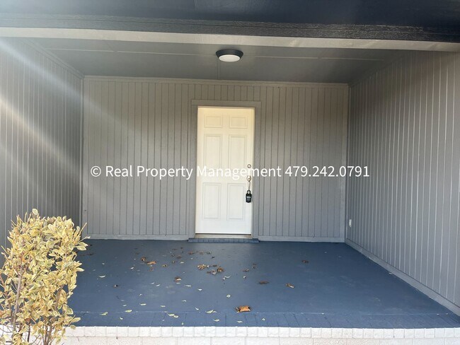 Building Photo - MOVE IN READY! Beautiful 3B/2B Newly Remod...