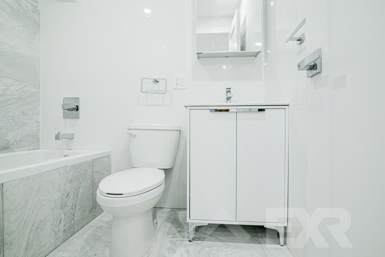 Foto principal - 1155 E 35th St