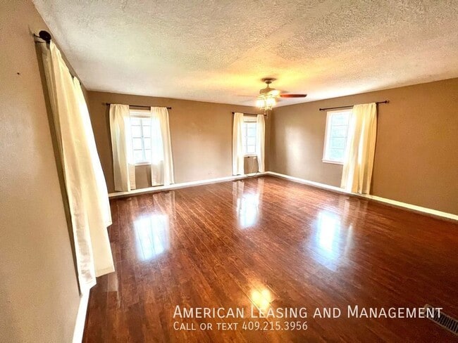 Building Photo - 1-Bedroom Garage Apartment Available Now!