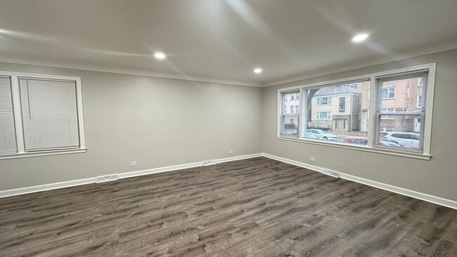 Building Photo - 5715 N Spaulding Ave