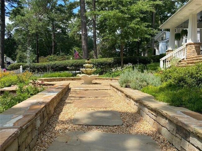 Foto del edificio - 1891 Ardmore Rd NW