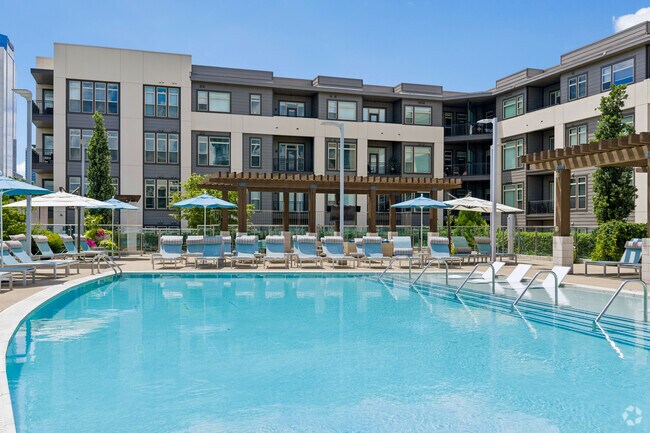 Piscina de acceso sin escalones - Residences at Capitol View