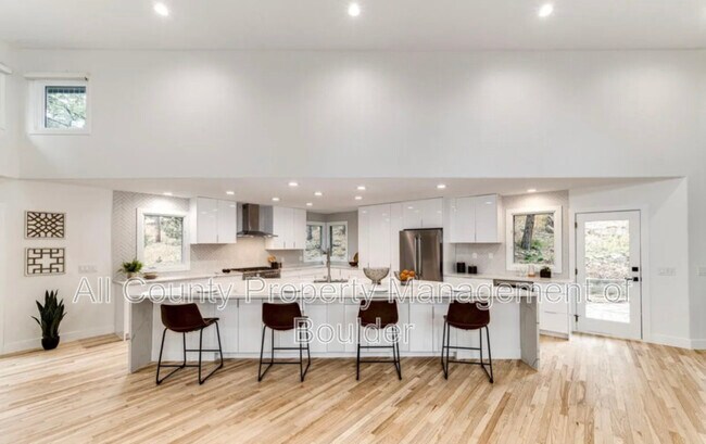 Building Photo - 2857 Linden Dr