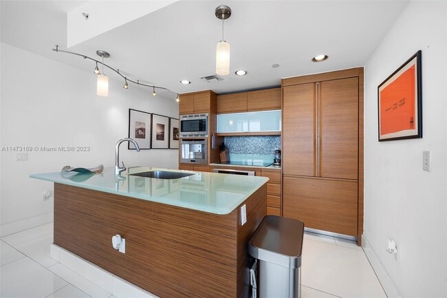 Building Photo - 5875 Collins Ave