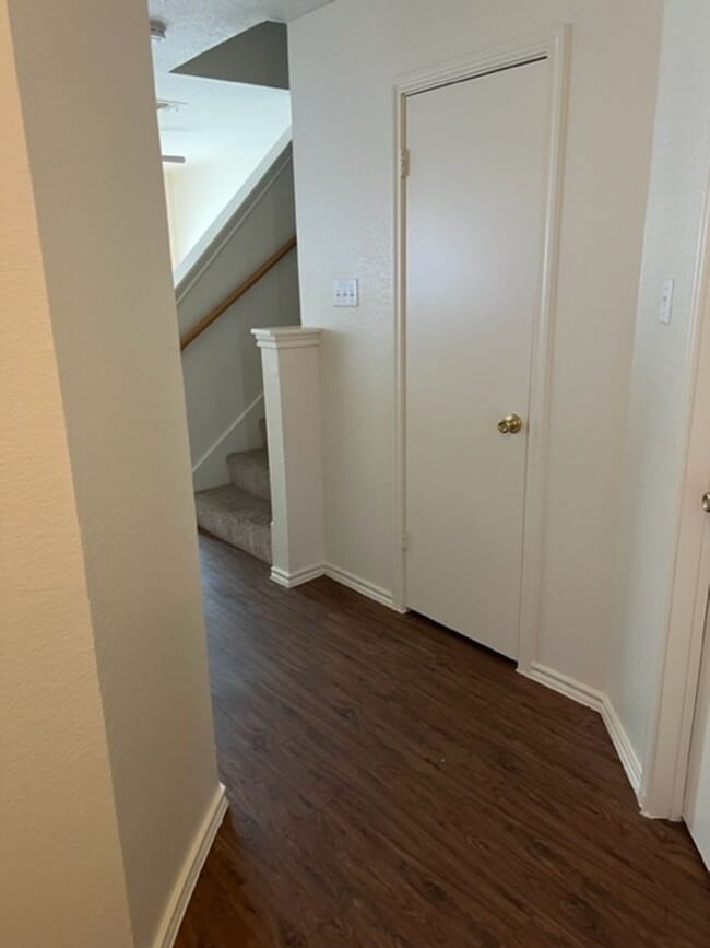 Building Photo - 915