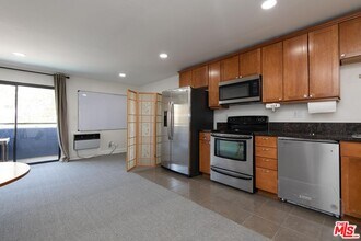 Building Photo - 10982 Roebling Ave