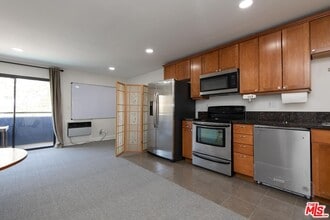 Building Photo - 10982 Roebling Ave