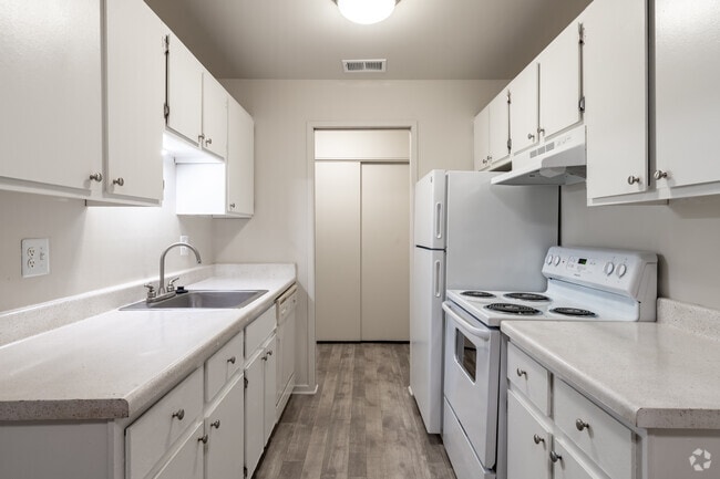 1HAB, 1BA - 730 ft² - Belleville Pointe Apartments