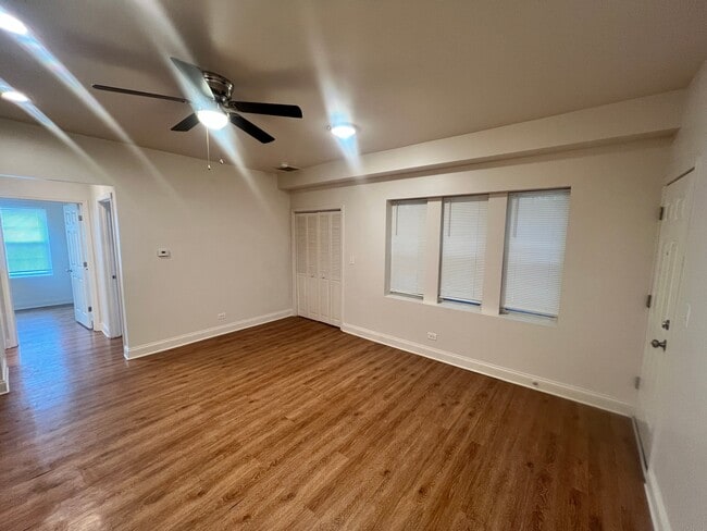 Building Photo - 8246 S Racine Ave