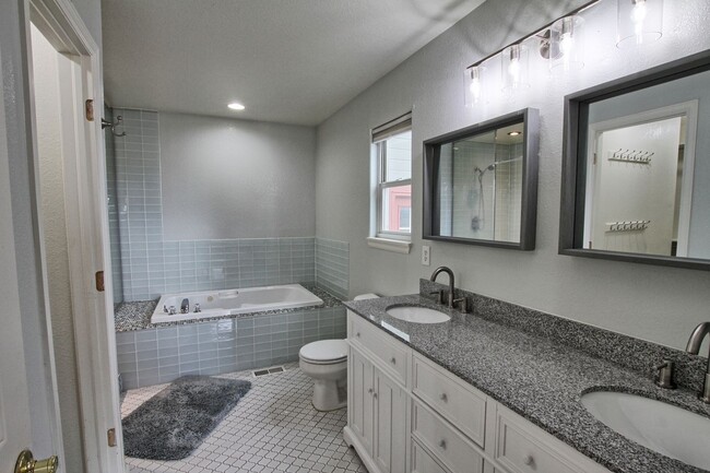 Building Photo - 5 bed 3 bath on 10 acres and barn and addi...