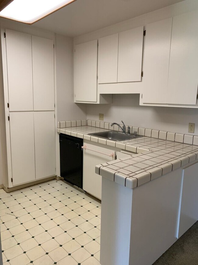 Building Photo - Top Floor Unit - Balcony - Elevator Access - Community Pool & Tennis Court