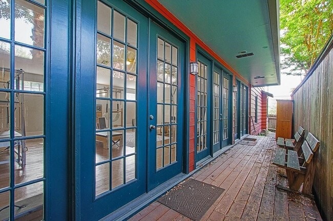 Building Photo - 108 W 10th 1/2 St