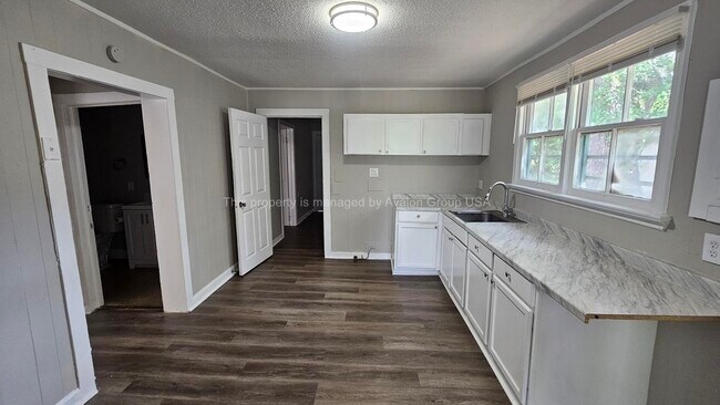 Foto del edificio - 738 Westbrook Rd