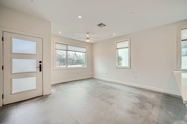 Foto del edificio - 1931 E 38th 1/2 St