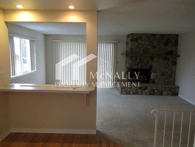 Building Photo - 2 Bedroom, 1.5 Bath Soundview Drive Duplex