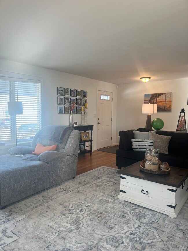 ¡Espacio para múltiples zonas de asientos! - 8 Chartier Cir