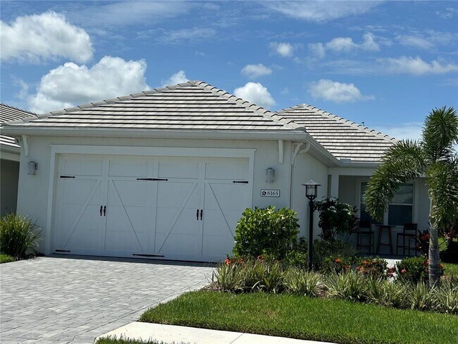 Foto del edificio - 8165 Sternway Rd
