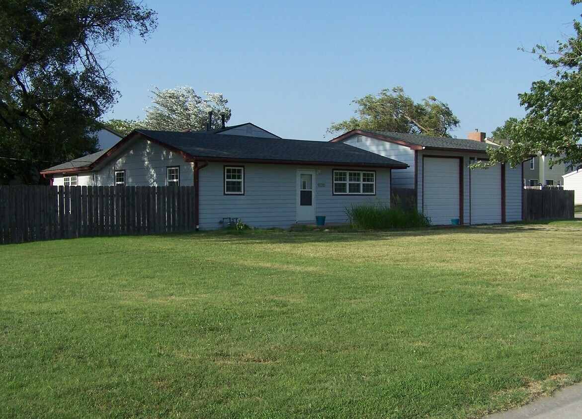 Primary Photo - 9220 E Funston St