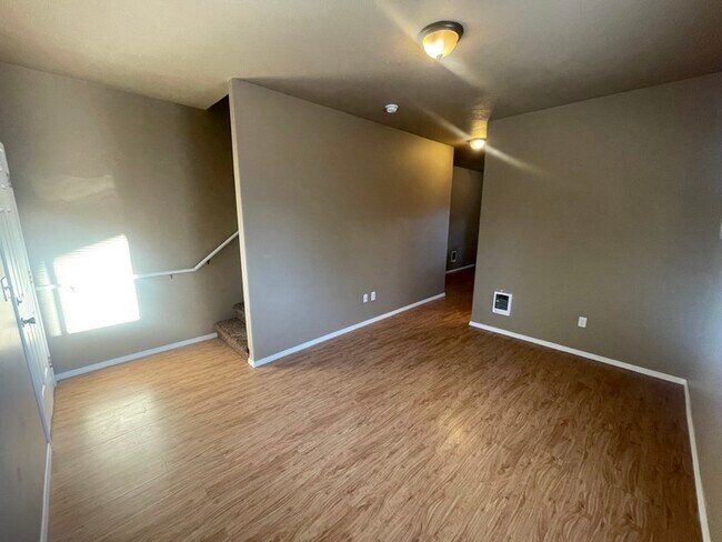 Building Photo - 1025 W Knox Ave