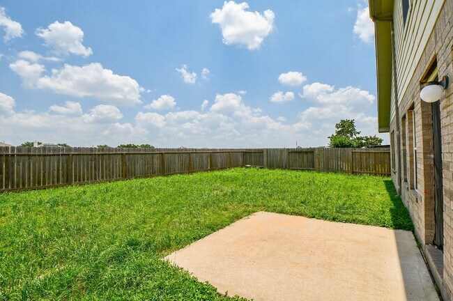 Foto del edificio - 6626 Barker Bend Ln