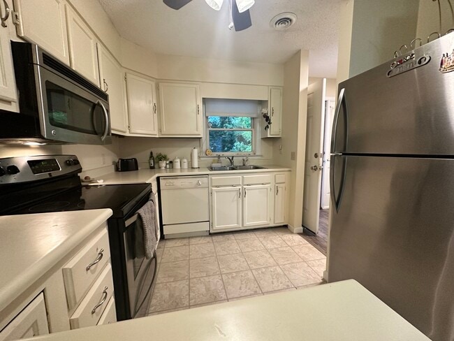 Foto del edificio - 104 Meadow Park Ln