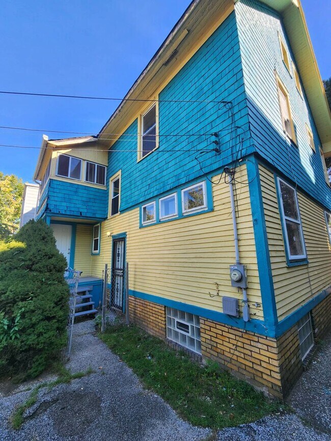 Building Photo - Charming 4-Bedroom Property in Prime Location