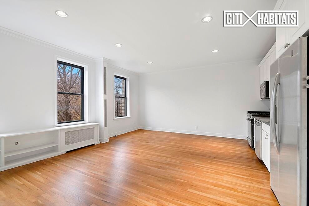 Primary Photo - 207 W 110th St