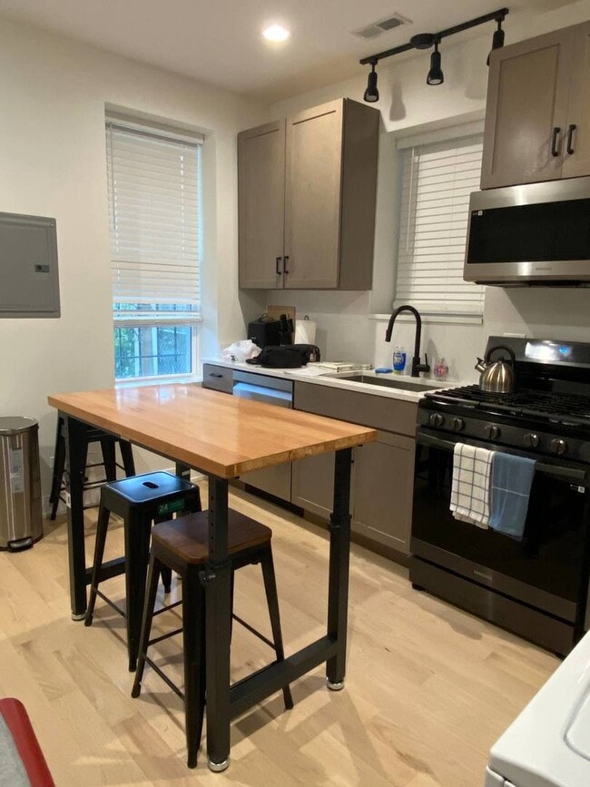 Foto del edificio - 2943 N Gresham Ave