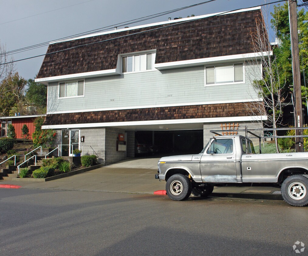 Building Photo - 231 Union St