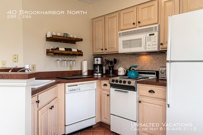 Building Photo - Beautiful Water View 2 Bedroom Condo