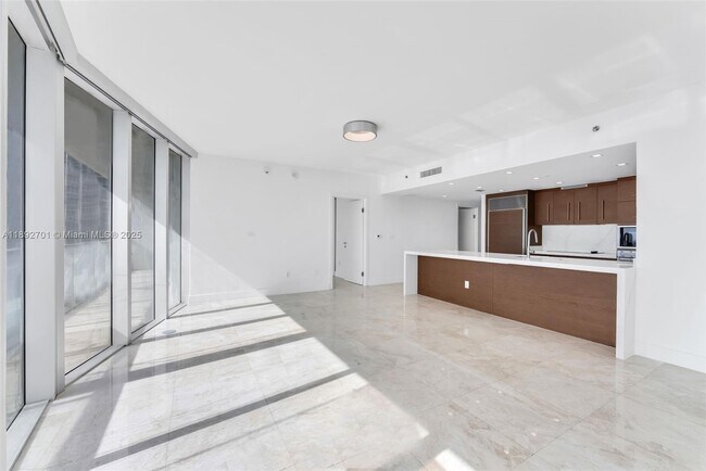 Building Photo - 465 Brickell Ave