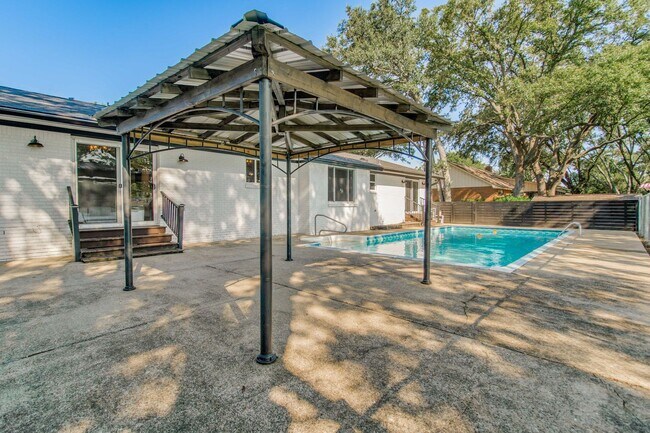 Building Photo - Beautifully updated lakefront home!