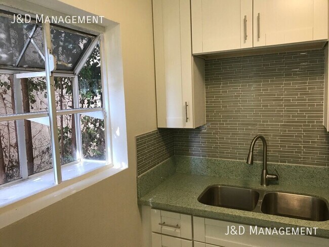 Foto del edificio - Upgraded Apartment near Liberty Station wi...