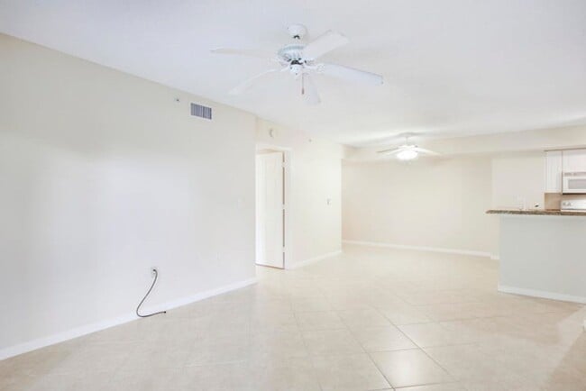 Foto del edificio - 284 Village Blvd