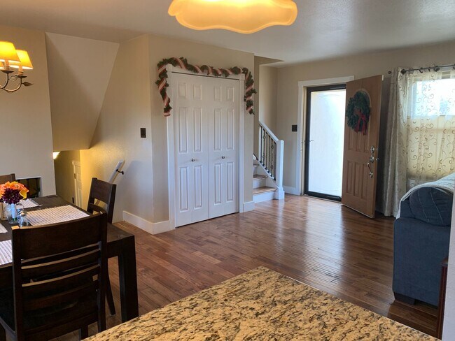 Foto del edificio - Fabulous Home on Corner Lot with Additiona...