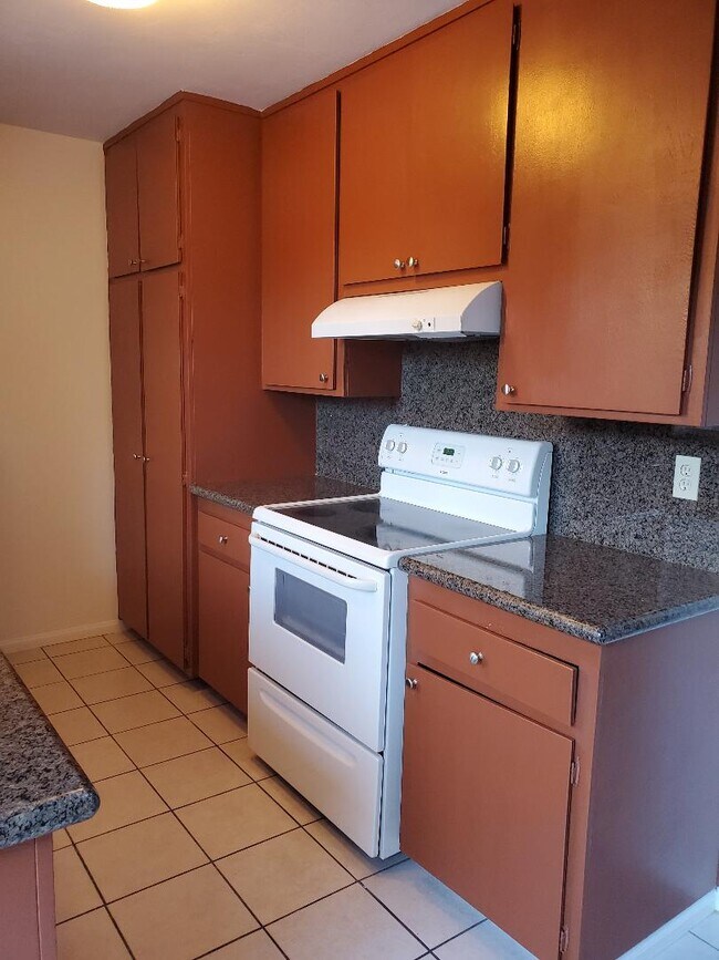Foto del edificio - 2121 E Grand Ave