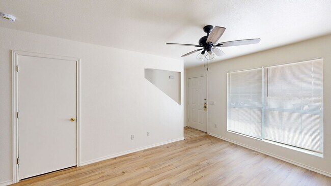 Foto del edificio - Cozy Townhouse NO CARPET DOWNSTAIRS by FORT HOOD!