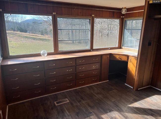 Building Photo - 910 Old Elizabethton Hwy