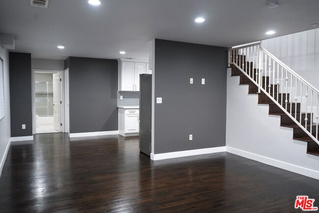 Building Photo - 2114 1/2 Ridgeley Dr